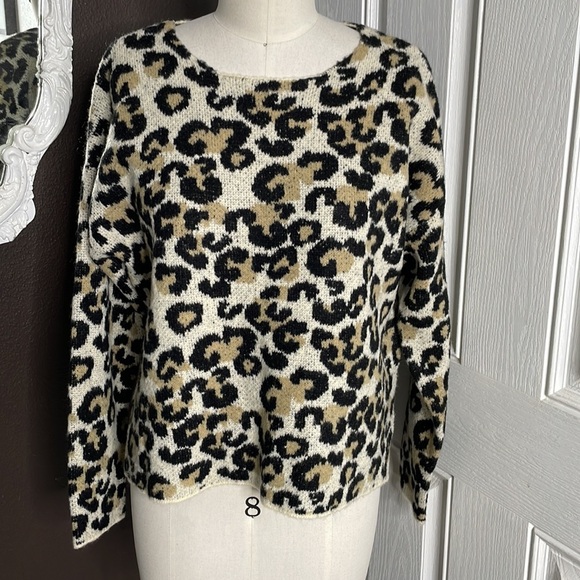 Central Park West light leopard print split hem super soft sweater. Size Medium - Picture 2 of 11